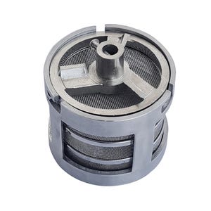 Può includere: Filtro metallico cilindrico color argento con una rete. Il filtro ha un perno centrale con un foro e un design a tre punte sulla parte superiore. La rete è visibile attraverso le aperture del cilindro.