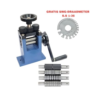 Könnte beinhalten: Eine blaue Metallwalzmaschine mit schwarzem Griff und Zahnrädern. Eine kreisförmige Edelstahldrahtmesslehre und mehrere Walzwerkzeuge sind ebenfalls abgebildet. Der Text "GRATIS SWG-DRAADMETER S.S 1-36" ist sichtbar.