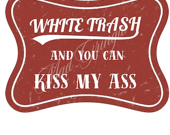 Könnte beinhalten: Ein rechteckiges Schild mit einem verwitterten, rotbraunen Hintergrund und einem weißen Rand. Das Schild zeigt den Text "WHITE TRASH AND YOU CAN KISS MY ASS" in einer fetten, weißen Schrift. Das Schild hat eine Vintage- und rustikale Ästhetik.