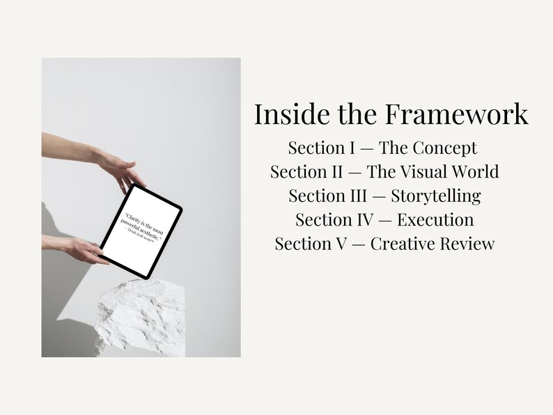 K&ouml;nnte beinhalten: Ein schwarzes Tablet zeigt das Zitat &bdquo;Klarheit ist die m&auml;chtigste &Auml;sthetik&ldquo;, das von einer Person gehalten wird. Der Text &bdquo;Inside the Framework&ldquo; und die Abschnittstitel befinden sich auf der rechten Seite des Bildes.