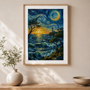 Op de afbeelding: Een ingelijste kunstdruk die een nachtelijke kustsc&egrave;ne weergeeft. Het kunstwerk toont een vuurtoren, boten en kolkende golven onder een sterrenhemel en een halve maan. Het kleurenpalet omvat blauw, geel en groen, met een houten lijst.