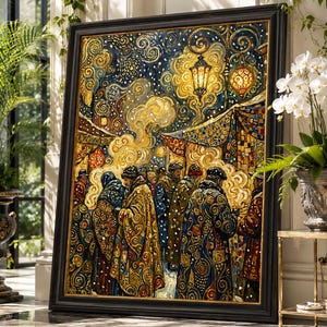 Op de afbeelding: Een ingelijst kunstwerk dat een nachtsc&egrave;ne weergeeft met figuren in sierlijke gewaden. Het schilderij toont een sterrenhemel, gloeiende lantaarns en een menigte mensen. De lijst is zwart en het kunstwerk wordt binnenshuis tentoongesteld.