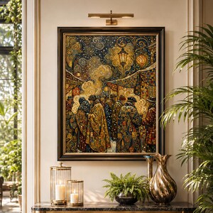Op de afbeelding: Een ingelijst schilderij toont een nachtmarktsc&egrave;ne met figuren in patronen gewaden. Een gouden console met kaarsen in glazen lantaarns, een varen en een decoratieve vaas. De kamer heeft een luxe, klassieke stijl. De tafel is 120 cm lang.