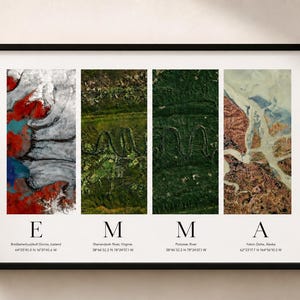 Puede incluir: Impresi&oacute;n art&iacute;stica enmarcada con cuatro im&aacute;genes de sat&eacute;lite, cada una con un paisaje diferente. La impresi&oacute;n deletrea "EMMA" con la primera letra de cada ubicaci&oacute;n. Las ubicaciones son: Islandia, Virginia y Alaska. La impresi&oacute;n est&aacute; en un marco negro.