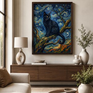 K&ouml;nnte beinhalten: Ein gerahmter Kunstdruck zeigt eine schwarze Katze auf einem Ast vor einem wirbelnden Nachthimmel. Das Kunstwerk hat einen dunkelbraunen Rahmen und eine lebendige Farbpalette aus Blau, Gelb und Orange, die eine skurrile &Auml;sthetik erzeugt.