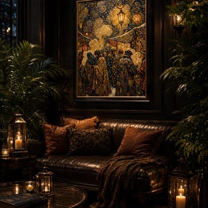 Op de afbeelding: Een donker interieur met een ingelijst schilderij boven een leren bank, versierd met kussens en een bruine deken. Lantaarns met kaarsen en potplanten cre&euml;ren een gezellige sfeer. Het schilderij toont figuren in gedetailleerde kleding onder een sterrenhemel.