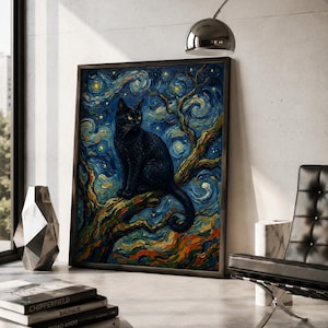 K&ouml;nnte beinhalten: Ein gerahmter Kunstdruck mit einer schwarzen Katze auf einem Ast, vor einem wirbelnden, sternenklaren Nachthimmel. Das Kunstwerk ist in einem malerischen Stil mit leuchtenden Blau-, Gelb- und Oranget&ouml;nen gehalten und erzeugt einen auff&auml;lligen visuellen Effekt.