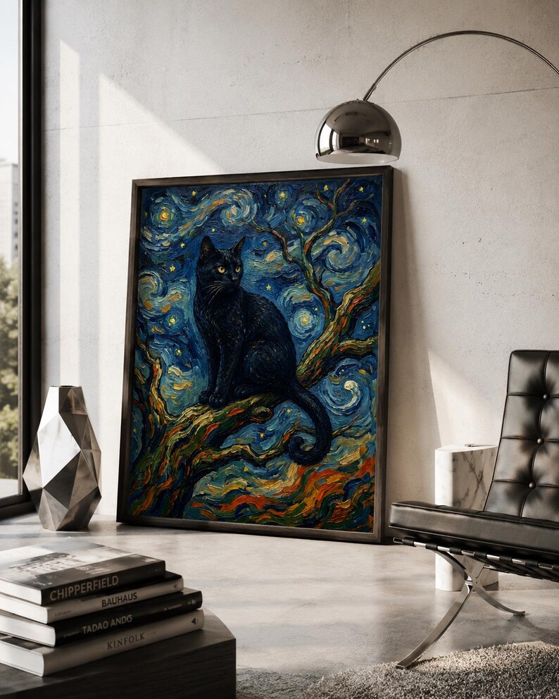K&ouml;nnte beinhalten: Ein gerahmter Kunstdruck mit einer schwarzen Katze auf einem Ast, vor einem wirbelnden, sternenklaren Nachthimmel. Das Kunstwerk ist in einem malerischen Stil mit leuchtenden Blau-, Gelb- und Oranget&ouml;nen gehalten und erzeugt einen auff&auml;lligen visuellen Effekt.