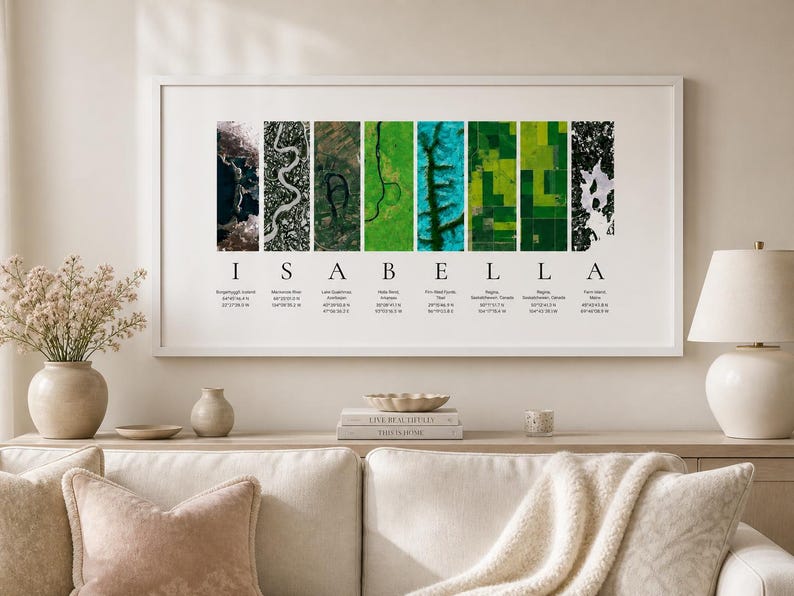 Puede incluir: Un cuadro enmarcado en blanco con el nombre "ISABELLA" y im&aacute;genes de sat&eacute;lite de varios lugares. La impresi&oacute;n incluye los nombres de los lugares y sus coordenadas. Se encuentra sobre un sof&aacute; con cojines y una manta. Es un elemento decorativo.