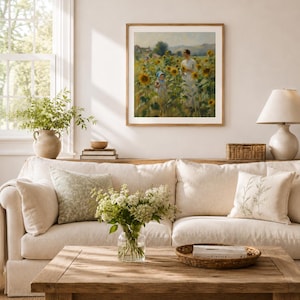 Puede incluir: Un sal&oacute;n con un sof&aacute; de color claro, cojines y una mesa de centro de madera. Un cuadro enmarcado que representa girasoles cuelga de la pared. Tambi&eacute;n se ven un jarr&oacute;n con flores blancas y una l&aacute;mpara.