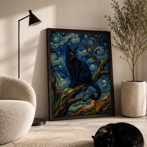 K&ouml;nnte beinhalten: Ein gerahmter Kunstdruck zeigt eine schwarze Katze auf einem Ast vor einem wirbelnden, sternen&uuml;bers&auml;ten Nachthimmel. Das Kunstwerk ist im Stil von Van Gogh gehalten, mit kr&auml;ftigen Pinselstrichen und leuchtenden Farben. Eine schwarze Katze liegt zusammengerollt auf dem Boden vor dem Kunstwerk.