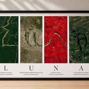 Puede incluir: Una impresi&oacute;n enmarcada con cuatro im&aacute;genes de sat&eacute;lite de ubicaciones geogr&aacute;ficas. Las im&aacute;genes est&aacute;n en paneles verticales, mostrando paisajes en verde, rojo y marr&oacute;n. La palabra "LUNA" est&aacute; impresa debajo, con detalles de ubicaci&oacute;n debajo de cada letra.