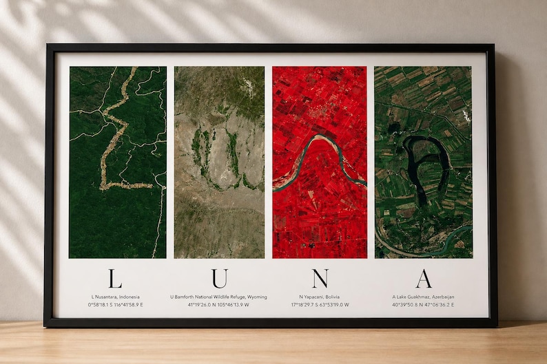 Puede incluir: Una impresi&oacute;n enmarcada con cuatro im&aacute;genes de sat&eacute;lite de ubicaciones geogr&aacute;ficas. Las im&aacute;genes est&aacute;n en paneles verticales, mostrando paisajes en verde, rojo y marr&oacute;n. La palabra "LUNA" est&aacute; impresa debajo, con detalles de ubicaci&oacute;n debajo de cada letra.