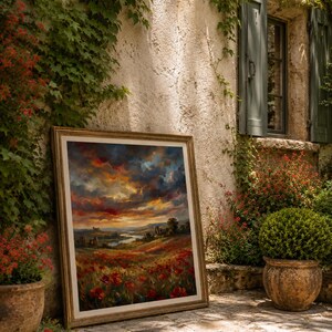 K&ouml;nnte beinhalten: Ein gerahmtes Landschaftsgem&auml;lde mit einem Sonnenuntergang &uuml;ber einem Feld roter Mohnblumen. Das Kunstwerk lehnt an einer Steinmauer mit gr&uuml;nen Fensterl&auml;den und Topfpflanzen, was eine rustikale Szene im Freien schafft.