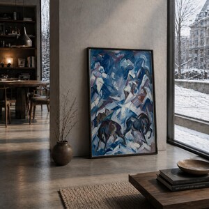 K&ouml;nnte beinhalten: Abstrakte Malerei von Pferden in einer verschneiten Landschaft. Das Kunstwerk hat einen dunklen Rahmen und eine Palette aus Blau-, Wei&szlig;- und Braunt&ouml;nen. Das Gem&auml;lde wird in einem modernen Wohnraum mit neutralem Farbschema ausgestellt.