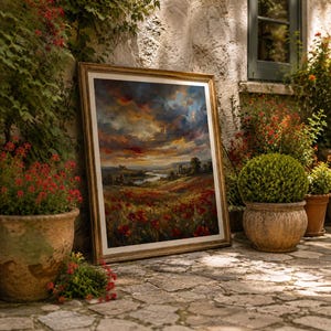 K&ouml;nnte beinhalten: Ein gerahmtes Landschaftsgem&auml;lde mit einem goldfarbenen Rahmen lehnt an einer Steinmauer. Das Kunstwerk zeigt ein Feld roter Blumen unter einem dramatischen, farbenfrohen Himmel. Topfpflanzen mit roten Bl&uuml;ten und gr&uuml;nem Laub umgeben das Gem&auml;lde.