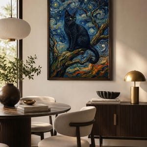 K&ouml;nnte beinhalten: Ein gerahmter Kunstdruck zeigt eine schwarze Katze auf einem Ast vor einem wirbelnden Nachthimmel. Das Kunstwerk erinnert an den Stil von Van Gogh, mit kr&auml;ftigen Pinselstrichen und leuchtenden Farben. Das Fell der Katze ist tiefschwarz und kontrastiert mit dem blauen und gelben Hintergrund.