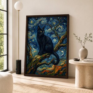 K&ouml;nnte beinhalten: Ein gerahmter Kunstdruck zeigt eine schwarze Katze auf einem Ast vor einem wirbelnden Nachthimmel. Das Kunstwerk hat einen dunkelbraunen Rahmen und eine lebendige Farbpalette aus Blau-, Gelb- und Oranget&ouml;nen, die an den Stil von Van Gogh erinnert.