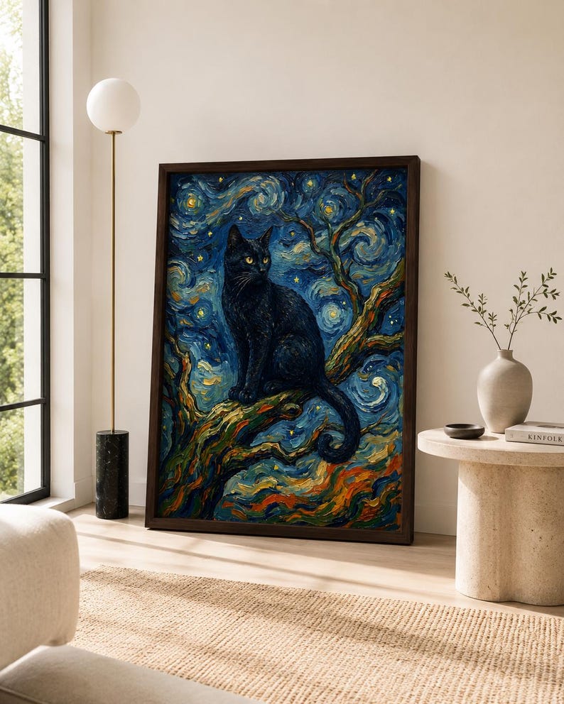 K&ouml;nnte beinhalten: Ein gerahmter Kunstdruck zeigt eine schwarze Katze auf einem Ast vor einem wirbelnden Nachthimmel. Das Kunstwerk hat einen dunkelbraunen Rahmen und eine lebendige Farbpalette aus Blau-, Gelb- und Oranget&ouml;nen, die an den Stil von Van Gogh erinnert.