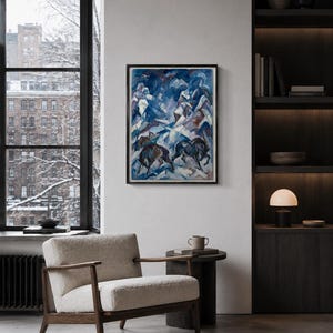 K&ouml;nnte beinhalten: Ein abstraktes Gem&auml;lde in einem schwarzen Rahmen mit Blau-, Wei&szlig;- und Braunt&ouml;nen h&auml;ngt an einer wei&szlig;en Wand. Ein cremefarbener Sessel mit Holzarmen steht auf einem neutralen Teppich. Ein kleiner Beistelltisch und ein dunkler Holzschrank vervollst&auml;ndigen den Raum.