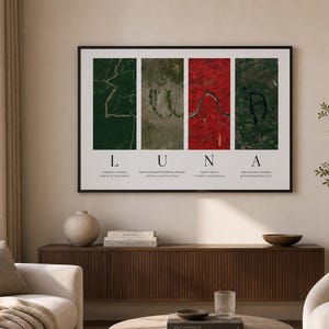 Puede incluir: Una impresi&oacute;n art&iacute;stica enmarcada con cuatro paneles verticales que muestran im&aacute;genes abstractas de paisajes en verde, gris y rojo. La palabra "LUNA" est&aacute; centrada debajo de los paneles. Las coordenadas se enumeran debajo. La obra de arte se exhibe en una sala de estar.