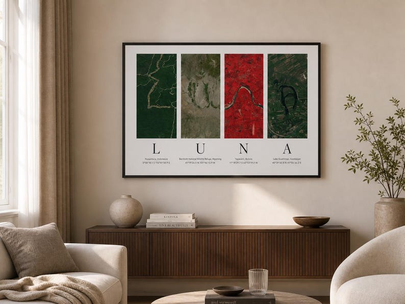 Puede incluir: Una impresi&oacute;n art&iacute;stica enmarcada con cuatro paneles verticales que muestran im&aacute;genes abstractas de paisajes en verde, gris y rojo. La palabra "LUNA" est&aacute; centrada debajo de los paneles. Las coordenadas se enumeran debajo. La obra de arte se exhibe en una sala de estar.