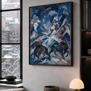 K&ouml;nnte beinhalten: Abstrakte Malerei in einem schwarzen Rahmen, mit einer dynamischen Komposition aus Blau-, Wei&szlig;- und Braunt&ouml;nen. Das Kunstwerk zeigt Tiere in einer verschneiten Landschaft. Das Gem&auml;lde h&auml;ngt an einer neutralen Wand in der N&auml;he eines Fensters und eines B&uuml;cherregals.