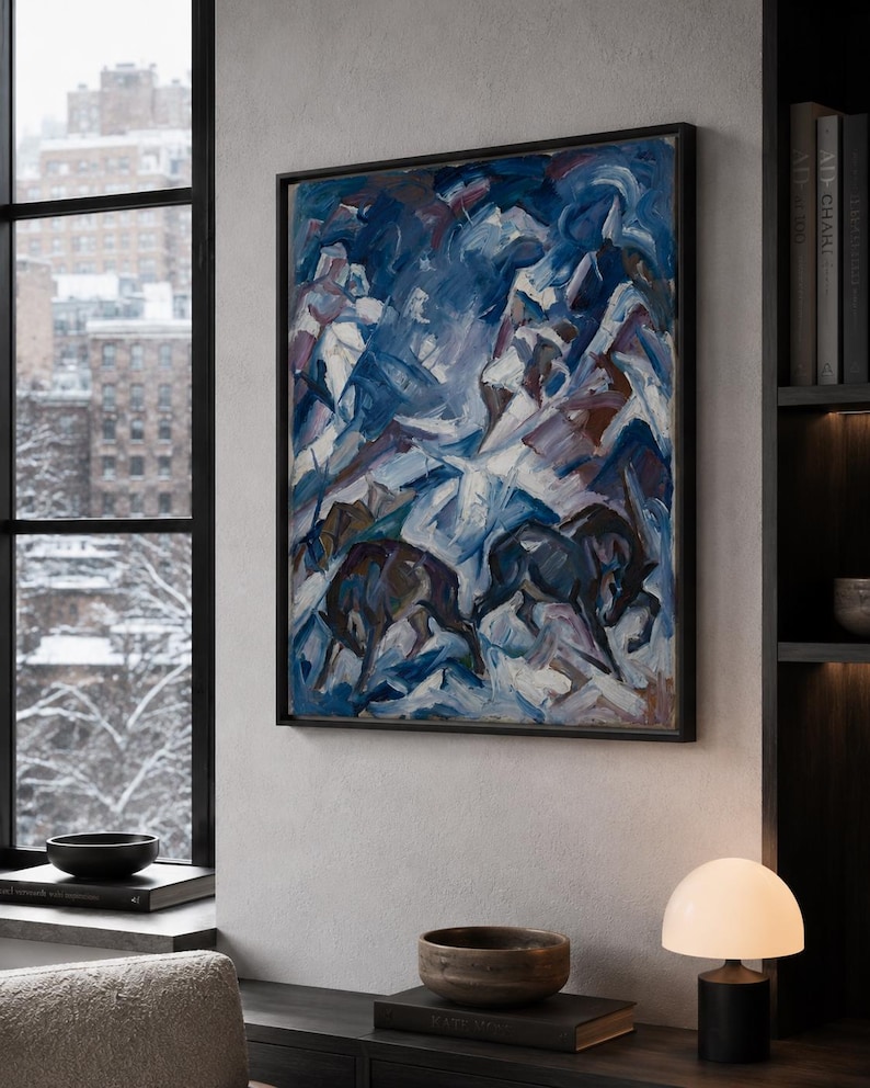 K&ouml;nnte beinhalten: Abstrakte Malerei in einem schwarzen Rahmen, mit einer dynamischen Komposition aus Blau-, Wei&szlig;- und Braunt&ouml;nen. Das Kunstwerk zeigt Tiere in einer verschneiten Landschaft. Das Gem&auml;lde h&auml;ngt an einer neutralen Wand in der N&auml;he eines Fensters und eines B&uuml;cherregals.