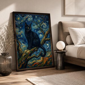 K&ouml;nnte beinhalten: Gerahmter Kunstdruck mit einer schwarzen Katze auf einem Ast vor einem wirbelnden Nachthimmel mit Sternen. Das Kunstwerk hat eine strukturierte, gemalte Optik mit einem dunklen Holzrahmen. Die Farbpalette umfasst Blau-, Gelb- und Schwarzt&ouml;ne.