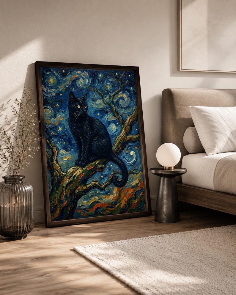 K&ouml;nnte beinhalten: Gerahmter Kunstdruck mit einer schwarzen Katze auf einem Ast vor einem wirbelnden Nachthimmel mit Sternen. Das Kunstwerk hat eine strukturierte, gemalte Optik mit einem dunklen Holzrahmen. Die Farbpalette umfasst Blau-, Gelb- und Schwarzt&ouml;ne.