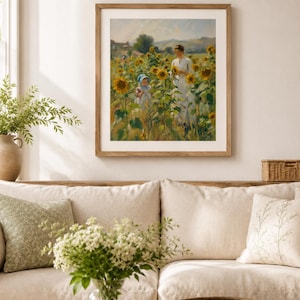 Puede incluir: Una obra de arte enmarcada representa a una mujer y un ni&ntilde;o en un campo de girasoles. La pintura presenta una paleta de colores c&aacute;lidos con girasoles amarillos y figuras con vestidos blancos. La obra se exhibe sobre un sof&aacute; beige.