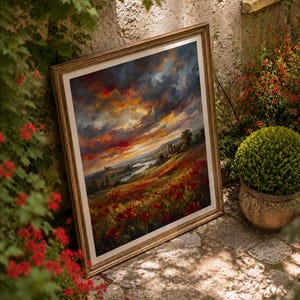 K&ouml;nnte beinhalten: Gerahmtes Landschaftsgem&auml;lde mit goldfarbenem Rahmen. Das Kunstwerk zeigt einen lebendigen Sonnenuntergang &uuml;ber einem Feld roter Blumen, einem Fluss und fernen H&uuml;geln. Der Himmel ist mit dramatischen Wolken in Orange-, Rot- und Blaut&ouml;nen gef&uuml;llt.