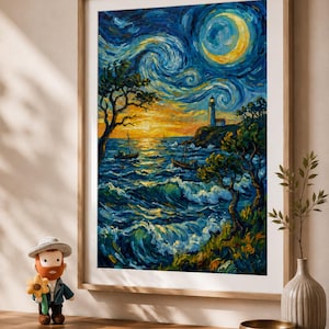Op de afbeelding: Een ingelijste kunstdruk die een kustlandschap met een vuurtoren onder een wervelende nachthemel afbeeldt. Het kunstwerk heeft een levendig kleurenpalet van blauw, geel en groen, met zichtbare penseelstreken. Boten varen op het water en bomen omlijsten de sc&egrave;ne.