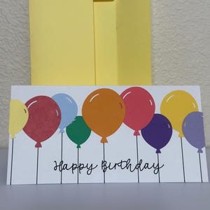 Bunte Ballon-Geburtstagskarte mit gelbem Umschlag-Spaß und fröhliche Geburtstags-Gruß-Karte