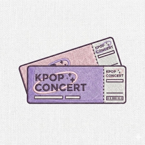 Pode incluir: Dois bilhetes de concerto bordados. Os bilhetes são retangulares com cantos arredondados. O bilhete superior é rosa e o inferior é roxo. Ambos os bilhetes têm as palavras "KPOP CONCERT" bordadas em negrito.