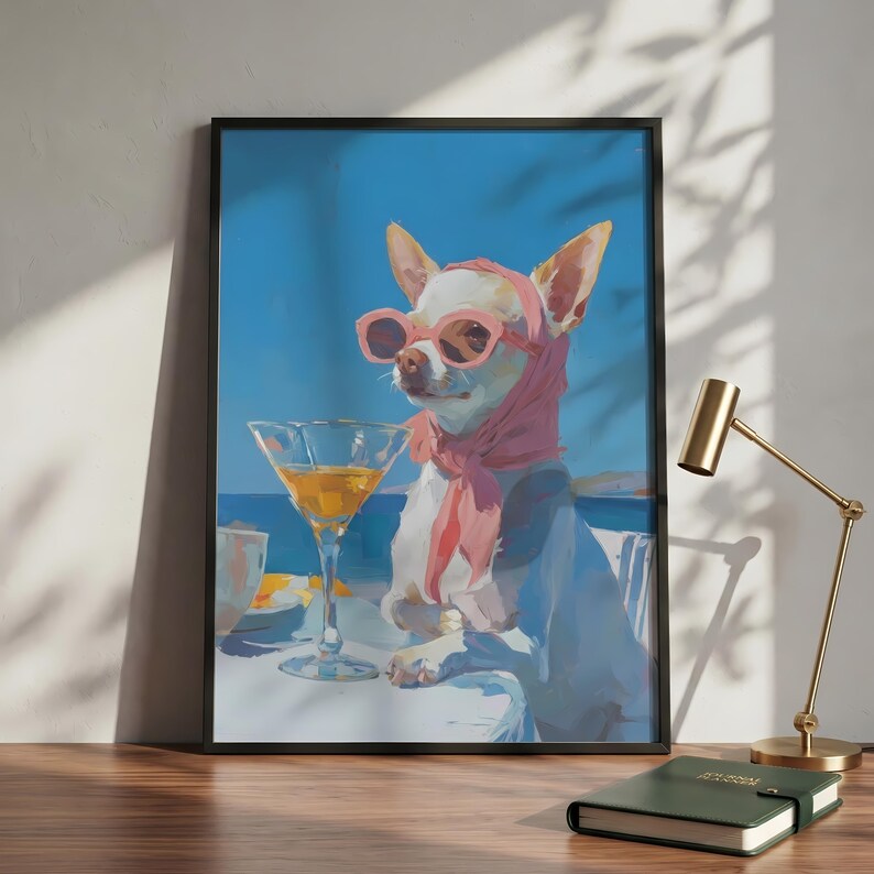 Puede incluir: Impresi&oacute;n art&iacute;stica enmarcada de un chihuahua con gafas de sol y bufanda rosas, disfrutando de un c&oacute;ctel. El perro est&aacute; sentado en una mesa con una copa de martini, sobre un fondo de cielo azul y oc&eacute;ano. Una obra de arte divertida.