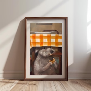 Könnte beinhalten: Ein gerahmter Kunstdruck zeigt einen grauen Hund unter einem Tisch mit einer orange-weiß karierten Tischdecke. Der Hund hält und isst ein Stück Essen. Das Kunstwerk befindet sich in einem braunen Holzrahmen und lehnt an einer weißen Wand.