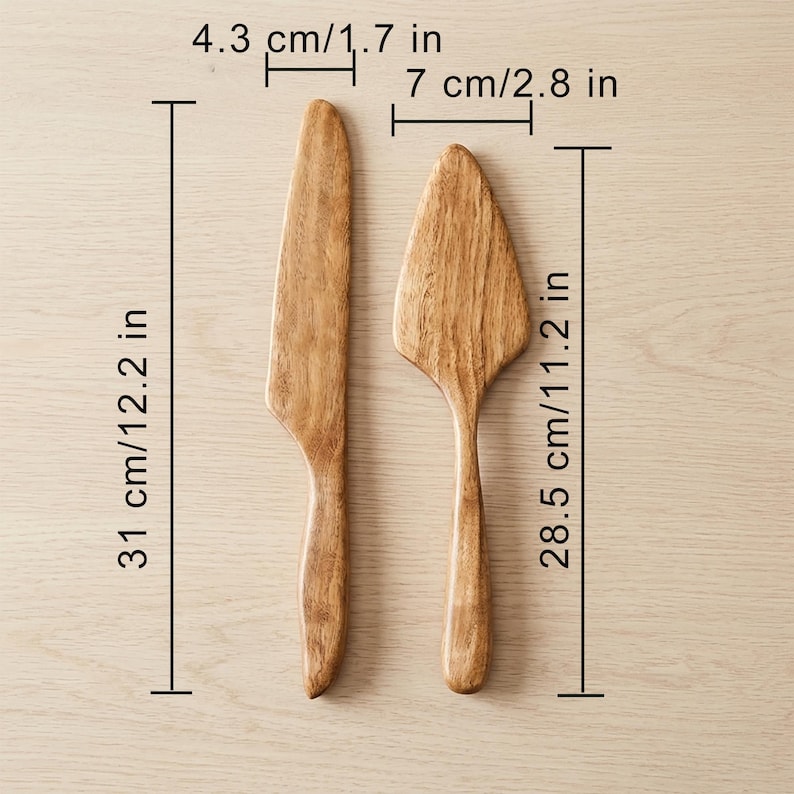 Pu&ograve; includere: Un set di coltello e paletta per torte in legno. Il coltello &egrave; lungo 31 cm e la paletta 28,5 cm. Il set &egrave; realizzato in legno chiaro e viene esposto su una superficie di legno chiaro.