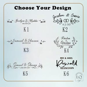 Pu&ograve; includere: Un grafico di selezione del design con il testo "Choose Your Design". Sono mostrate sei opzioni di design, ciascuna con nomi, date ed elementi decorativi. I design sono etichettati da K1 a K6.