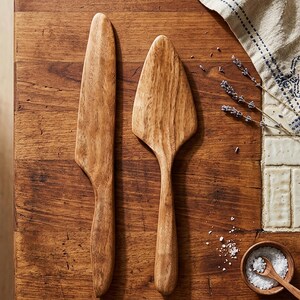 Set di coltelli per torta nuziale con nome personalizzato inciso, in legno di acacia, regalo per addio al nubilato, decorazione per ricevimento di nozze, regalo di anniversario e fidanzamento. immagine 7