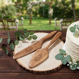 Pu&ograve; includere: Un set di tre tazze in ceramica con finitura opaca e macchiettata. Le tazze sono nei toni del crema, grigio chiaro e grigio scuro. Ogni tazza ha un design semplice e minimalista, perfetto per caff&egrave; o t&egrave;.