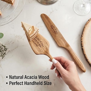 Pu&ograve; includere: Un set di coltello e server per torte in legno con testo inciso. Il server contiene una fetta di torta. Il set &egrave; realizzato in legno di acacia naturale ed &egrave; di dimensioni perfette.