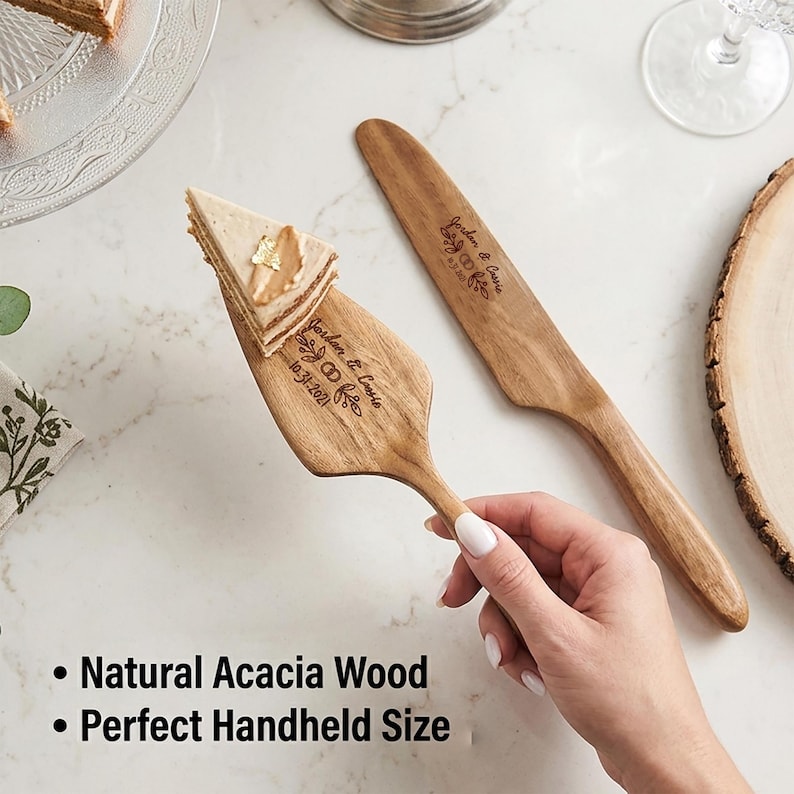 Pu&ograve; includere: Un set di coltello e server per torte in legno con testo inciso. Il server contiene una fetta di torta. Il set &egrave; realizzato in legno di acacia naturale ed &egrave; di dimensioni perfette.