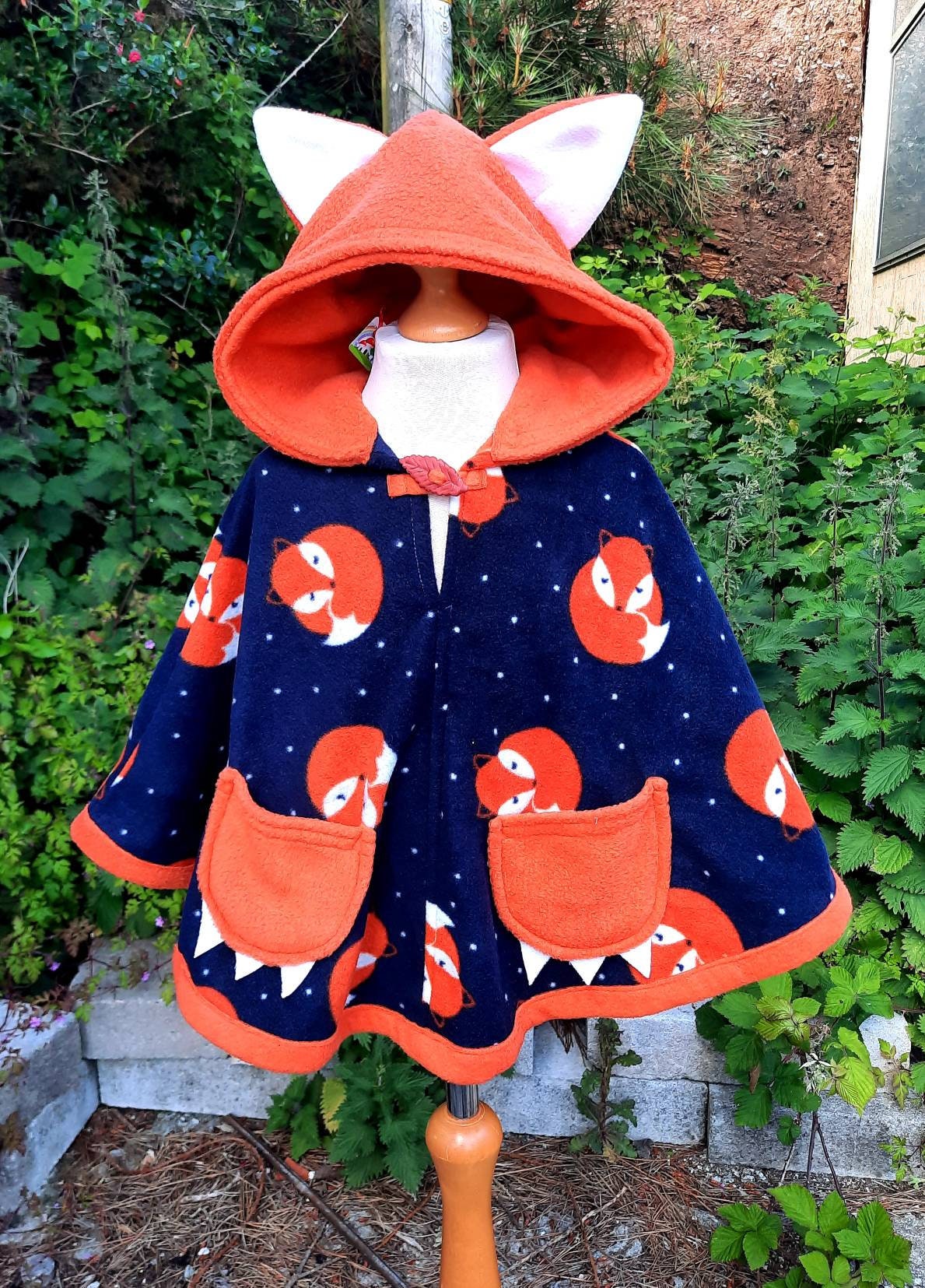 手作りのキツネのフード付きポンチョ - フリースケープ、森の