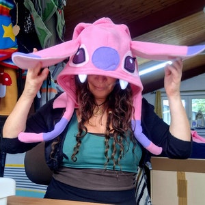 Puede incluir: Un letrero de madera r&uacute;stica con el texto "Welcome to our porch" en letras blancas. El letrero presenta un acabado envejecido y un dise&ntilde;o sencillo y acogedor, perfecto para la decoraci&oacute;n exterior.