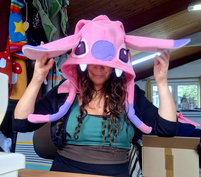 Puede incluir: Un letrero de madera r&uacute;stica con el texto "Welcome to our porch" en letras blancas. El letrero presenta un acabado envejecido y un dise&ntilde;o sencillo y acogedor, perfecto para la decoraci&oacute;n exterior.