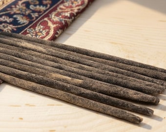 Incienso de oud blanco enrollado a mano, muy aromático, para altar y espacio sagrado.