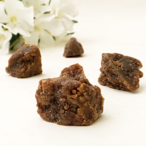 Musk Amber Solid Perfume: Earthy Resin Balm for Rituals