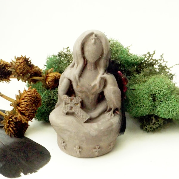Morrigan Goddess figurine - Druid Goddess, Celtic Goddess, Raven Goddess, Altar Decor