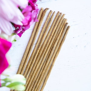 Amber Musk Incense Sticks – Sweet, Earthy and Warm Aromatic Blend for Grounding, Calm and Energy Work | 15g Pack for Ritual or Relaxation